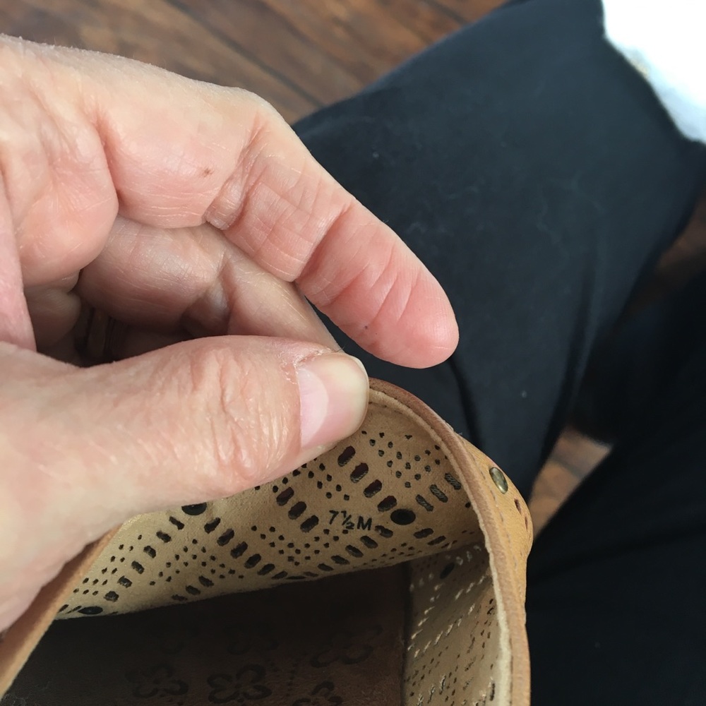 7 1/2 MED BARETRAPS SUEDE TAN SOLE WITH CUTWORK BRUSHED BRASS METAL DECORATION. - Picture 6 of 6